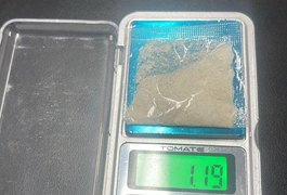 Mulher é flagrada com porção de cocaína durante patrulhamento em Taquarana