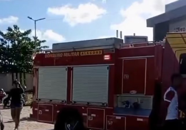Ônibus invade galeria após perder o controle e causa destruição no interior de Alagoas