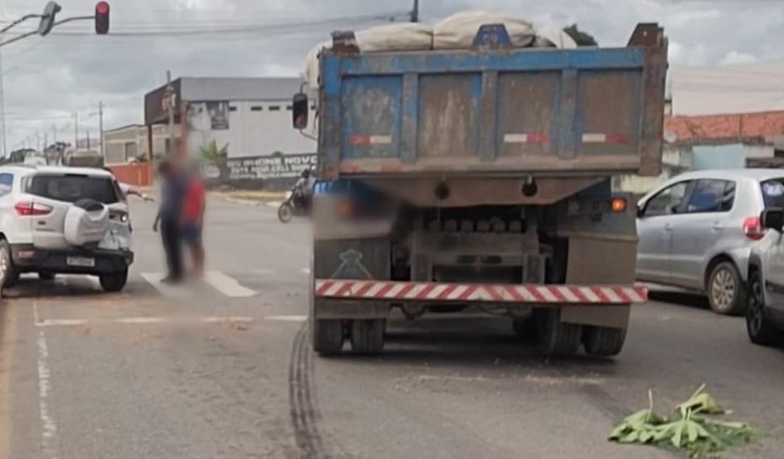 Motorista não consegue frear caçamba a tempo e colide em carro de passeio no Trevo da Igrejinha