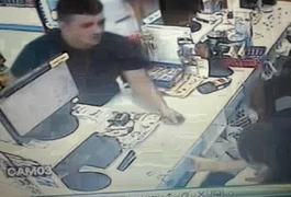 Circuito interno registra momento em que farmácia é assaltada em Arapiraca