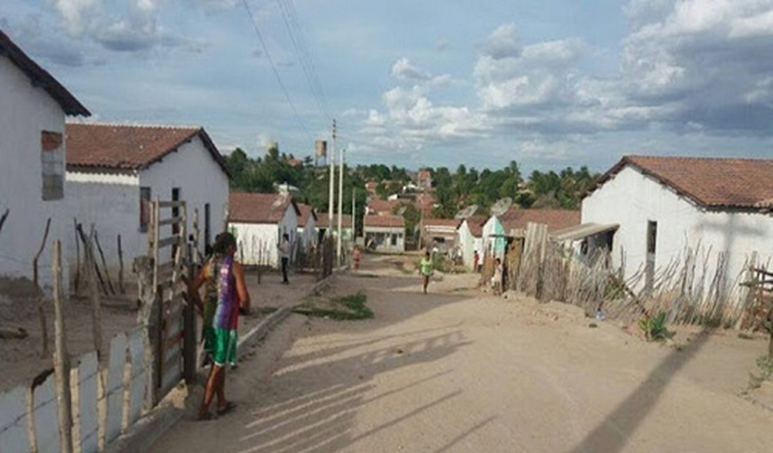 Bandidos invadem residência e atentam contra a vida de casal de idosos no Sertão