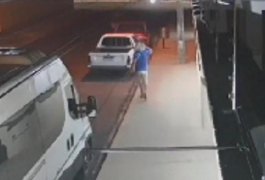 Homens quebram vidro de carro com pedra para furtar objetos em Arapiraca; vídeo mostra o crime
