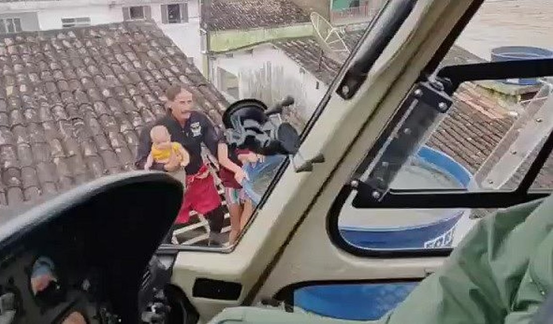 Vídeo. Bombeiros resgatam família, com bebê, que estava ilhada em Murici