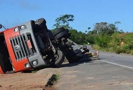 Veículo de carga tomba na BR-101 e condutor fica ferido