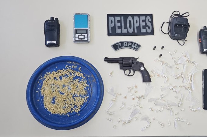 Homem morre ao trocar tiros com a PM em Santana do Ipanema; comparsa acabou preso e 879 pedras de crack foram apreendidas