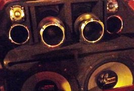 PM apreende veículo com “paredão de som” em Arapiraca