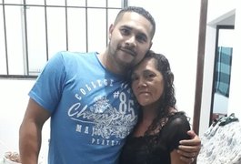 Após ser enganado por falso irmão, motorista consegue reencontrar a mãe