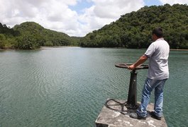 Casal se prepara para garantir abastecimento durante a seca