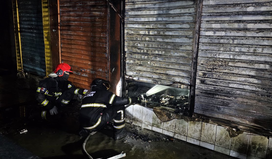 Duas barracas ficam completamente destruídas após incêndio na 'Feira do Rato', em Maceió