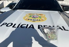 ﻿Mulher é presa ao tentar entrar com maconha e cocaína no ﻿Presídio de Segurança Máxima III, em Maceió