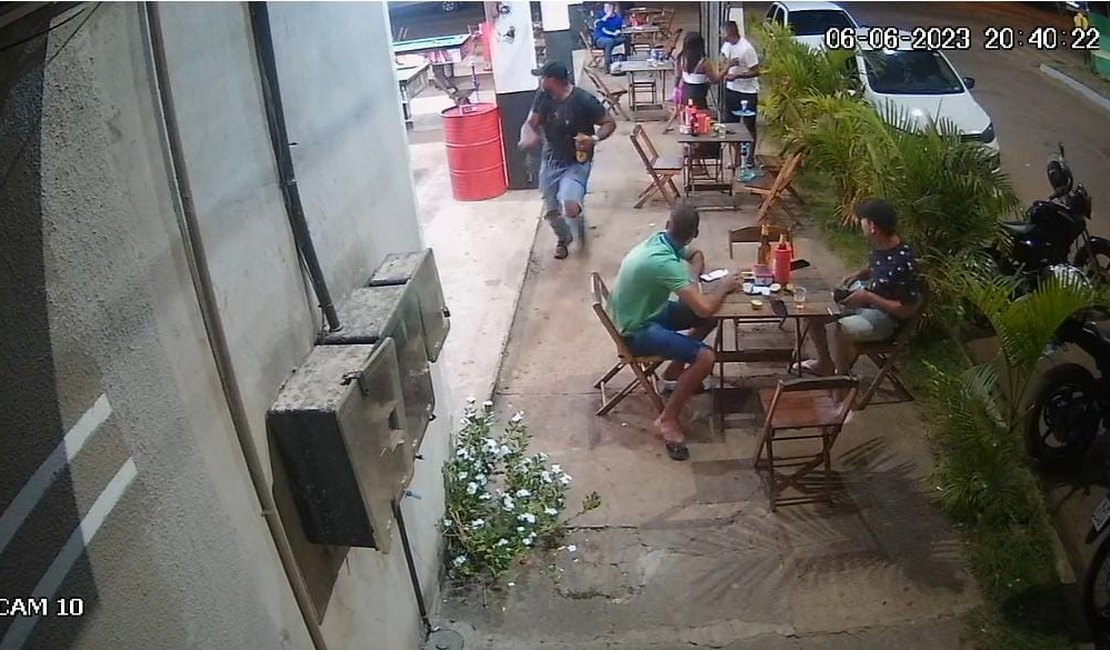 Vídeo mostra dupla assassinando homem que estava jogando sinuca em bar no Mato Grosso
