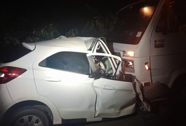 Caminhoneiro e passageiro ficam feridos em colisão com carro de homem que matou a esposa