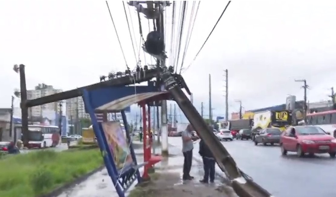 Carro bate em poste que cai sobre ponto de ônibus de Maceió