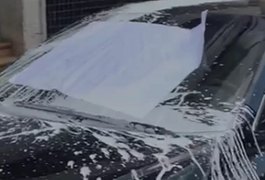 Carro estacionado em frente a garagem, em BH, é sujo de tinta e tem pneus furados