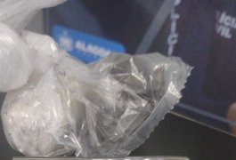 Mulher é presa ao tentar entrar com drogas em unidade prisional de Maceió