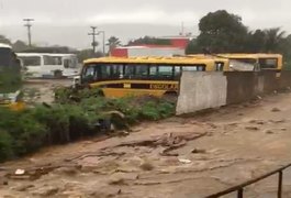 Vídeo. Fortes chuvas derrubam muro de garagem de ônibus escolares em Feira Grande