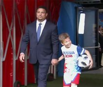 Ronaldo representa o Brasil na abertura da Copa do Mundo