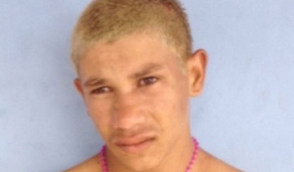 Jovem foge de delegacia em Arapiraca e é encontrado em cima de árvore