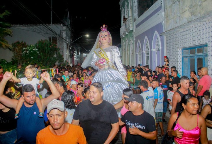 Bloco da Boneca Raquel abre prévias carnavalescas de Penedo com frevo e bonecos gigantes