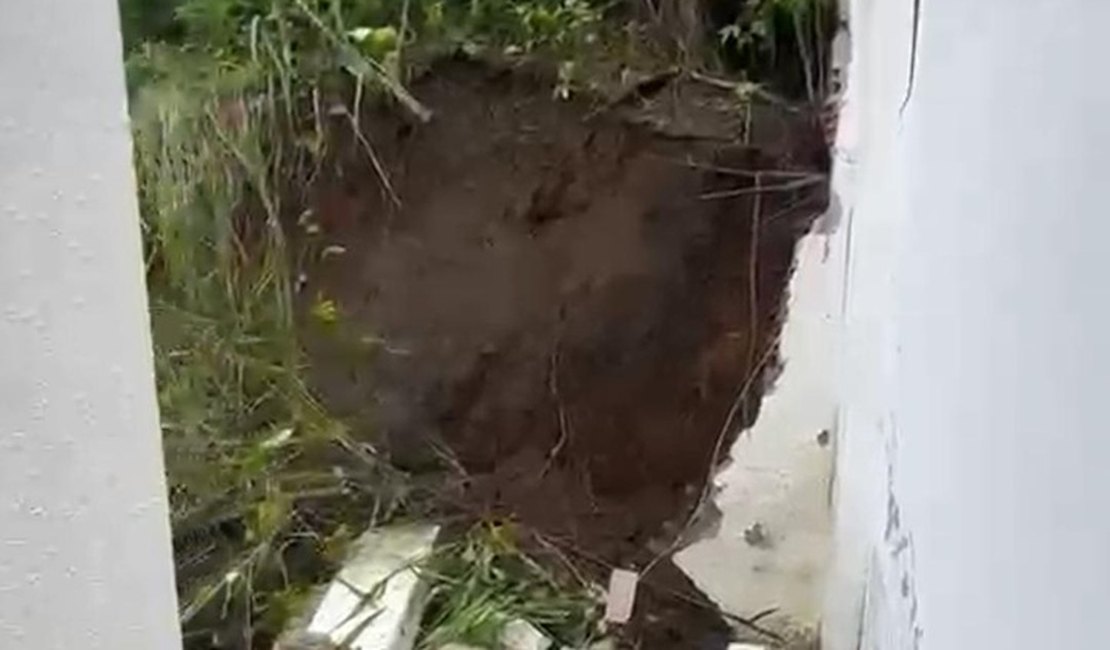 VÍDEO: Dona de residência em Arapiraca teme novo deslizamento de terra após queda de muro