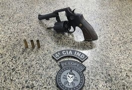 PM prende suspeitos às margens de rodovia com arma de fogo