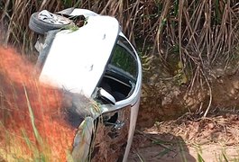 Carro capota, pega fogo e provoca incêndio em vegetação na BR-104, em Alagoas