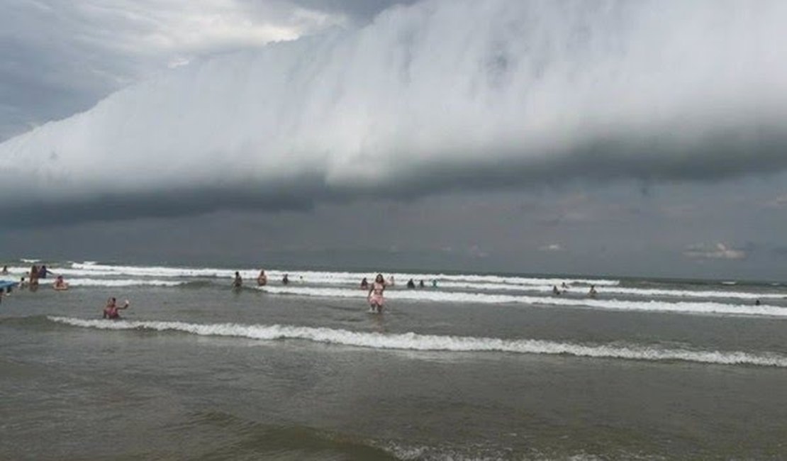 Fenômeno meteorológico, 'nuvem de rolo' chama a atenção no litoral de SP