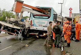 Caminhão atinge ônibus e duas pessoas morrem em Fortaleza