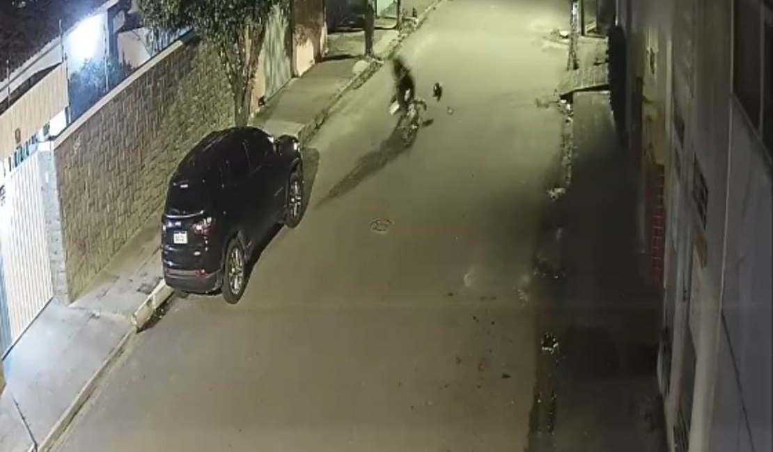 VÍDEO: Câmera mostra condutor sofrendo queda de moto ao perder o controle da direção no bairro Baixão