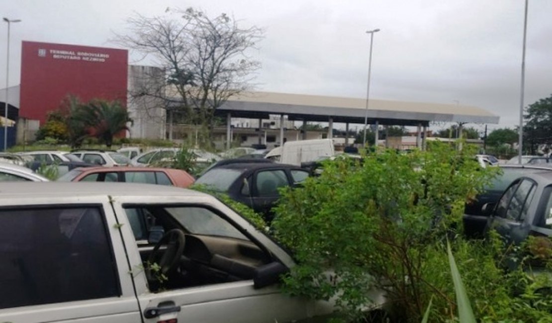 Amontoado de carcaças de automóveis impede novos investimentos na Rodoviária de Arapiraca