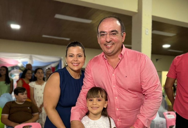 Prefeito de Junqueiro celebra formatura da filha na rede pública de ensino