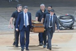 Bruno Pereira e Dom Phillips: avião com restos mortais chega a Brasília