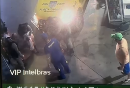 Vídeo mostra momento em que policiais do 3º BPM salvam bebê engasgada em posto de combustíveis em Arapiraca