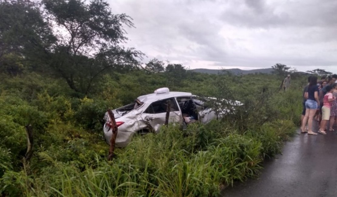 Motorista perde controle da direção e veículo capota na AL-115