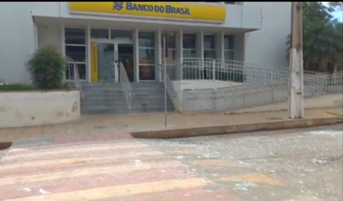 Bando fortemente armado cerca quartel e explode banco; policial e morador são mortos, em MG