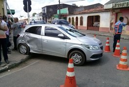 Motorista não respeita sinalização e provoca acidente no centro de Arapiraca