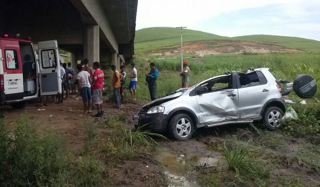 Pai e filho ficam feridos após capotamento na BR-101