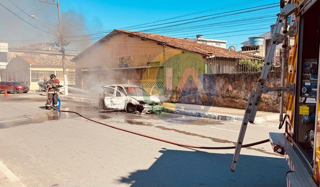 Motorista sai de casa para fazer exame médico e carro é destruído por incêndio, em Arapiraca