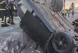 Carro capota diversas vezes e quatro pessoas ficam feridas em Maceió