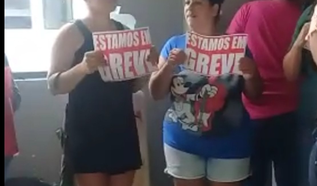 Vídeo. Pais de alunos e professores realizam 'panelaço' na Prefeitura de Arapiraca