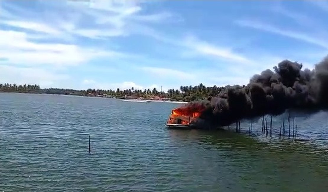 Lancha pega fogo na Massagueira e vídeos caem nas redes sociais