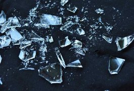 Homem se fere com cacos de vidro ao quebrar janela para ferir a esposa, em Marechal