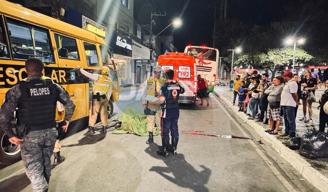 Adolescente de 14 anos morre após cair de bicicleta e ser atropelado por ônibus no Centro de Arapiraca
