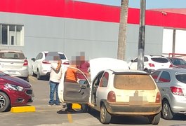 Carro tem princípio de incêndio em estacionamento de hospital, em Arapiraca