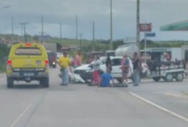 Batida de frente envolvendo carro e moto deixa homem ferido em trevo no Olho d'Água dos Cazuzinhas