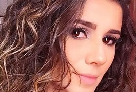 Paula Fernandes impressiona com cintura finíssima em rede social
