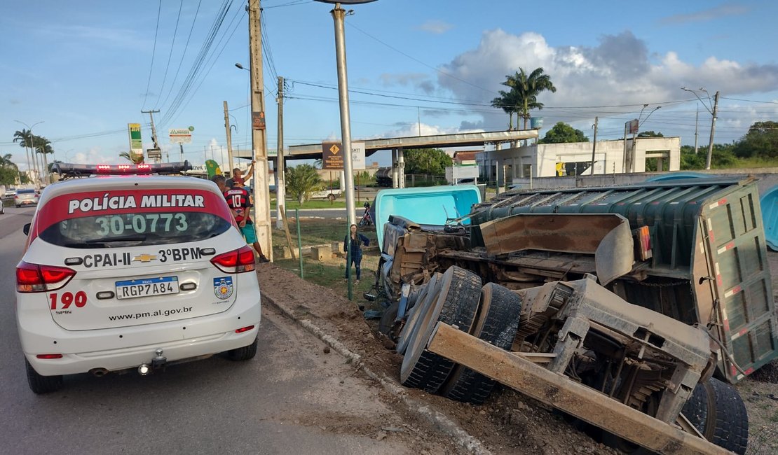 Motorista perde controle de caçamba carregada e veículo tomba na AL-220, em Arapiraca