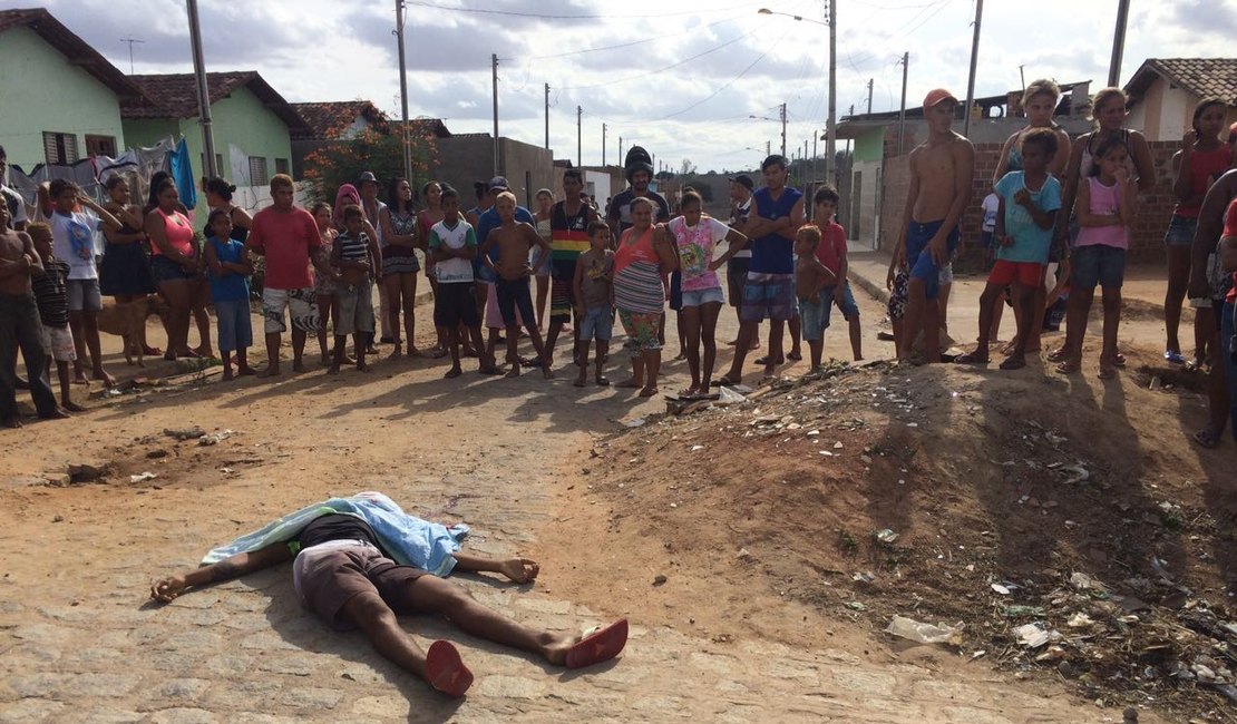 Adolescente é morto com tiros na cabeça no Conjunto Brisa do Lago, em Arapiraca