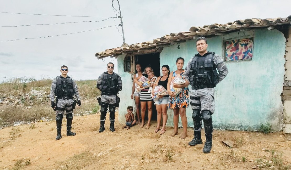 PM realiza doação de alimentos para famílias de bairros carentes em Arapiraca