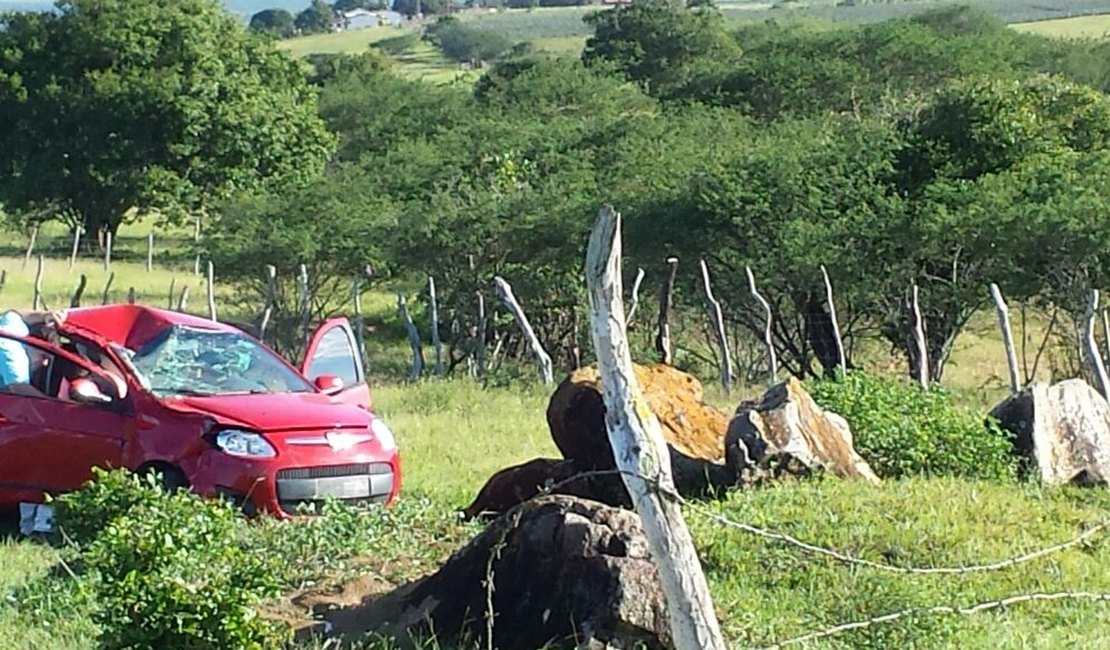 Condutora perde controle de veículo, sai da pista e capota na AL-110